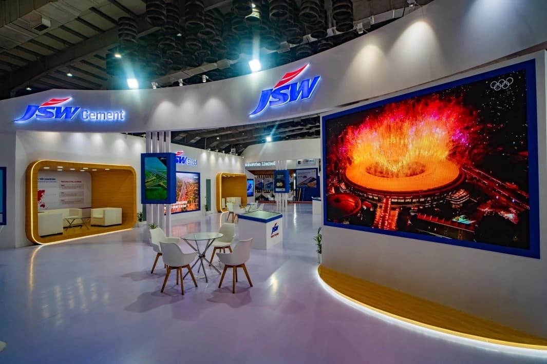 Illuminated exhibition environment